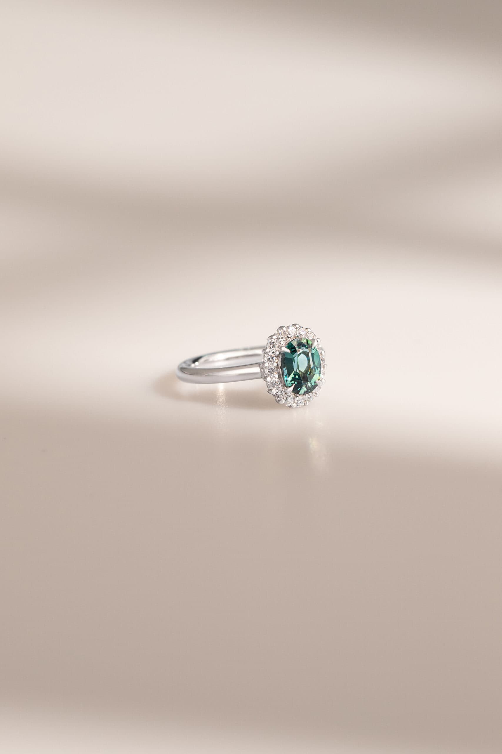 bague saphir teal avec halo diamants