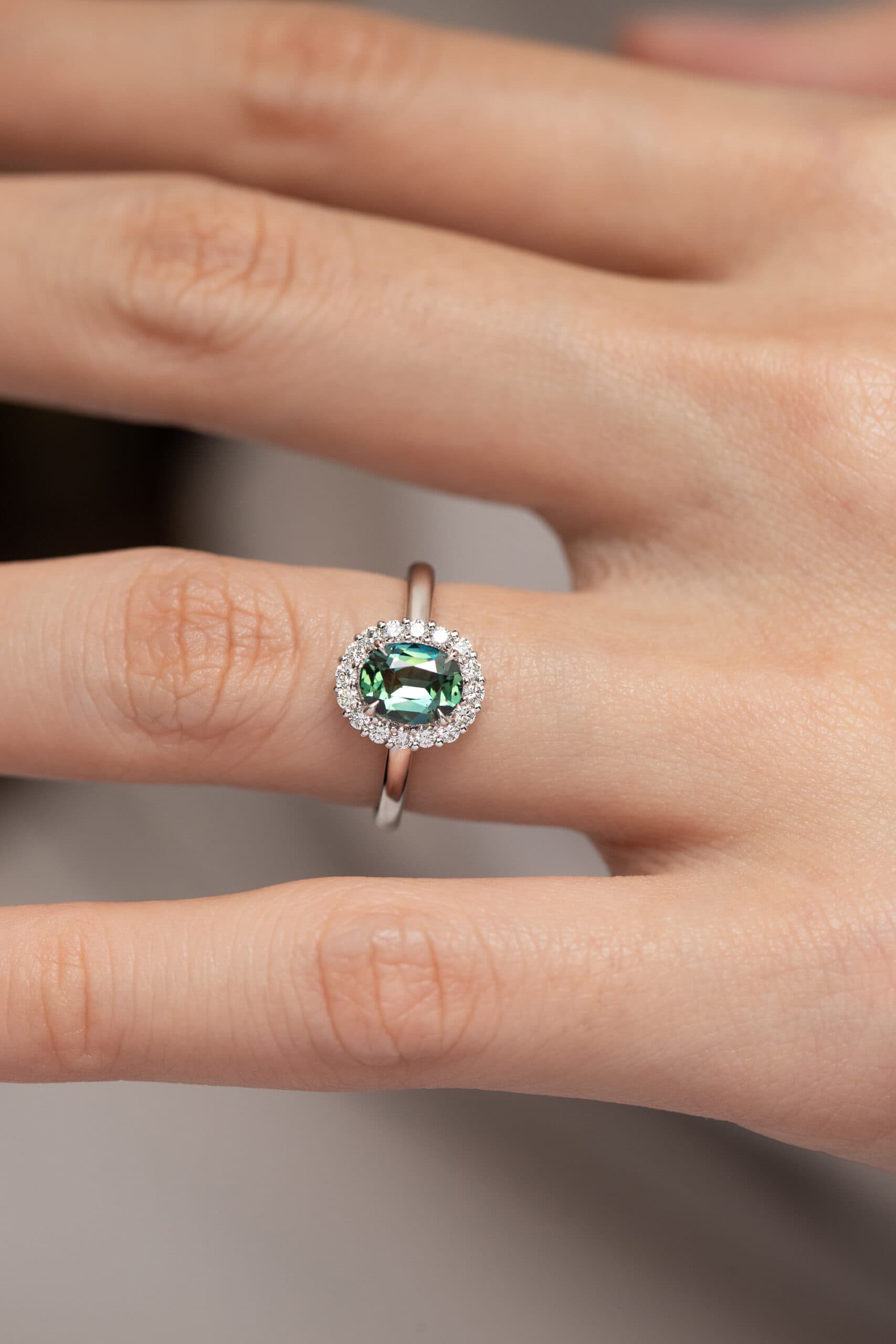 bague saphir teal avec halo diamants
