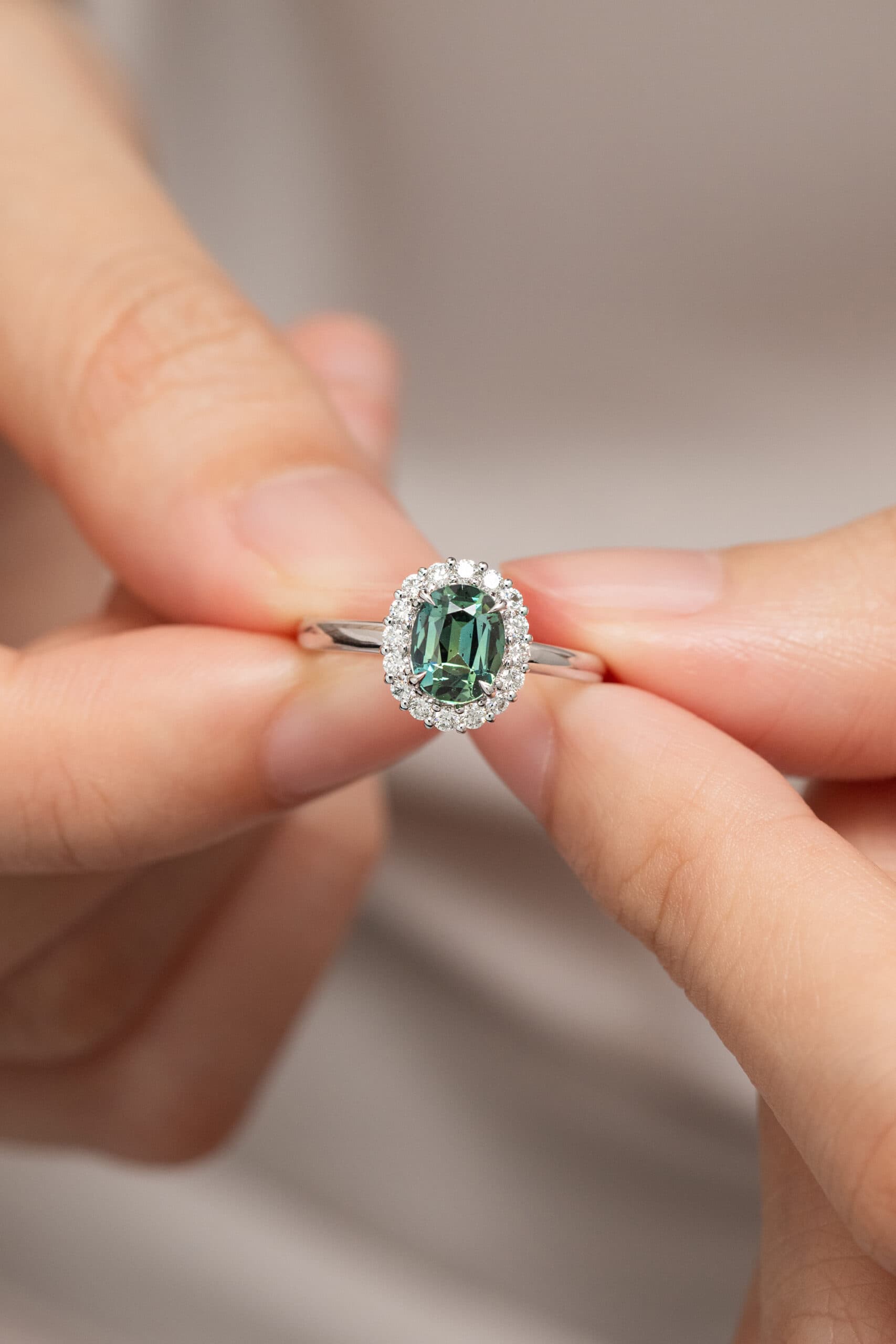 bague saphir teal avec halo diamants