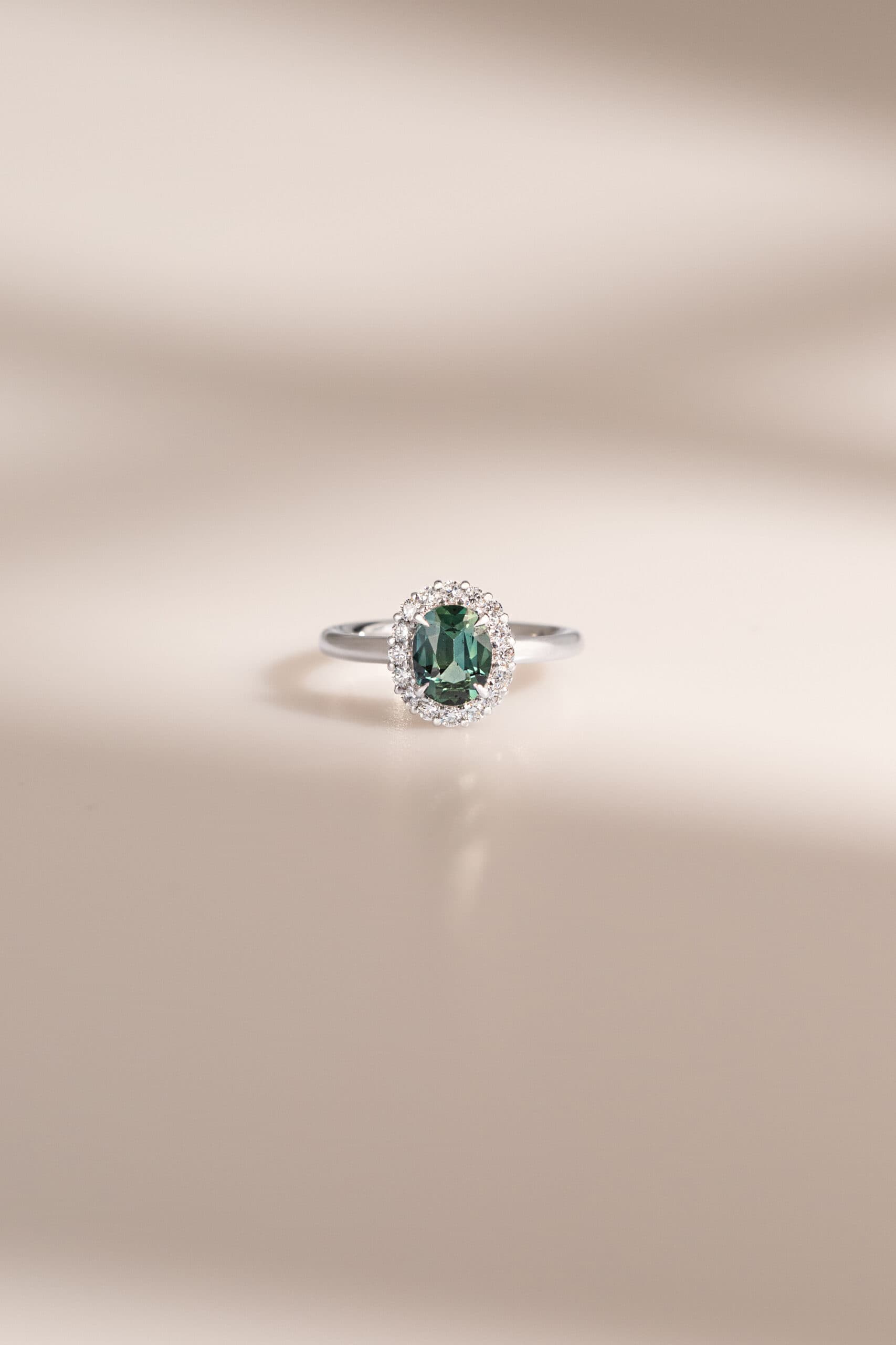 bague saphir teal avec halo diamants