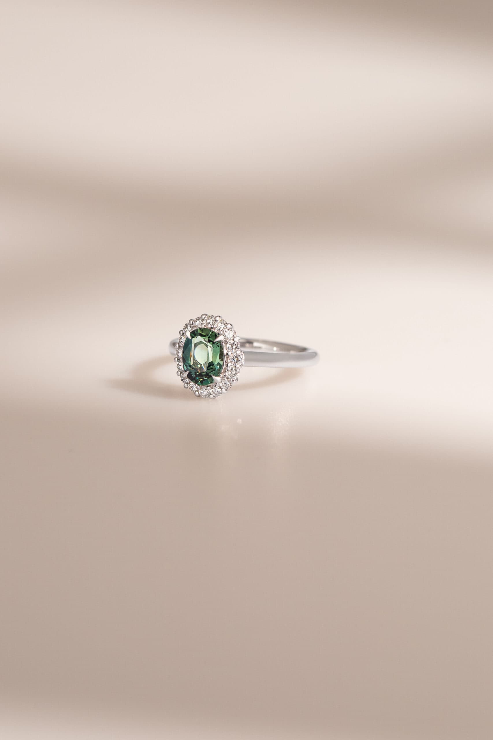 bague saphir teal avec halo diamants