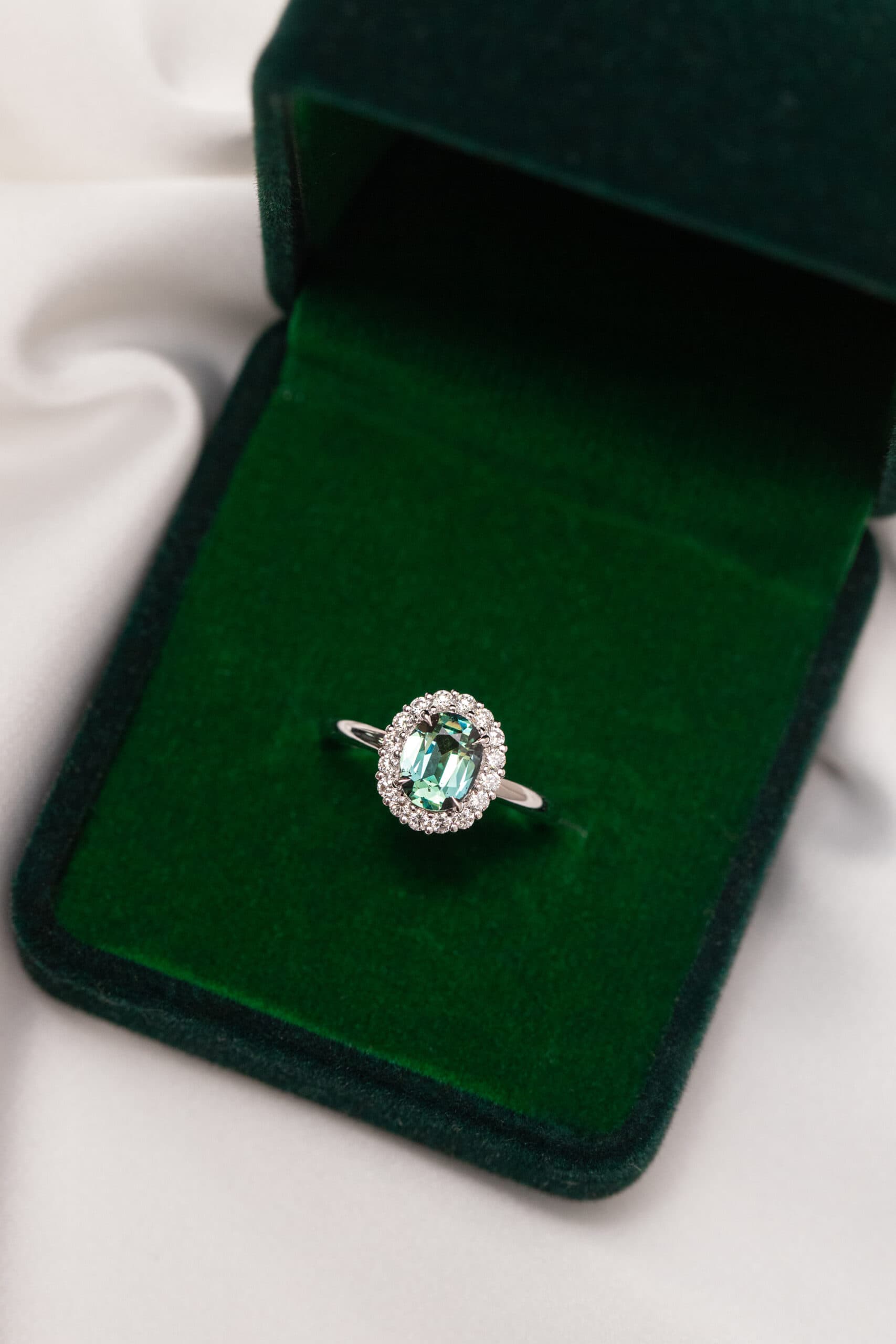 bague saphir teal avec halo diamants