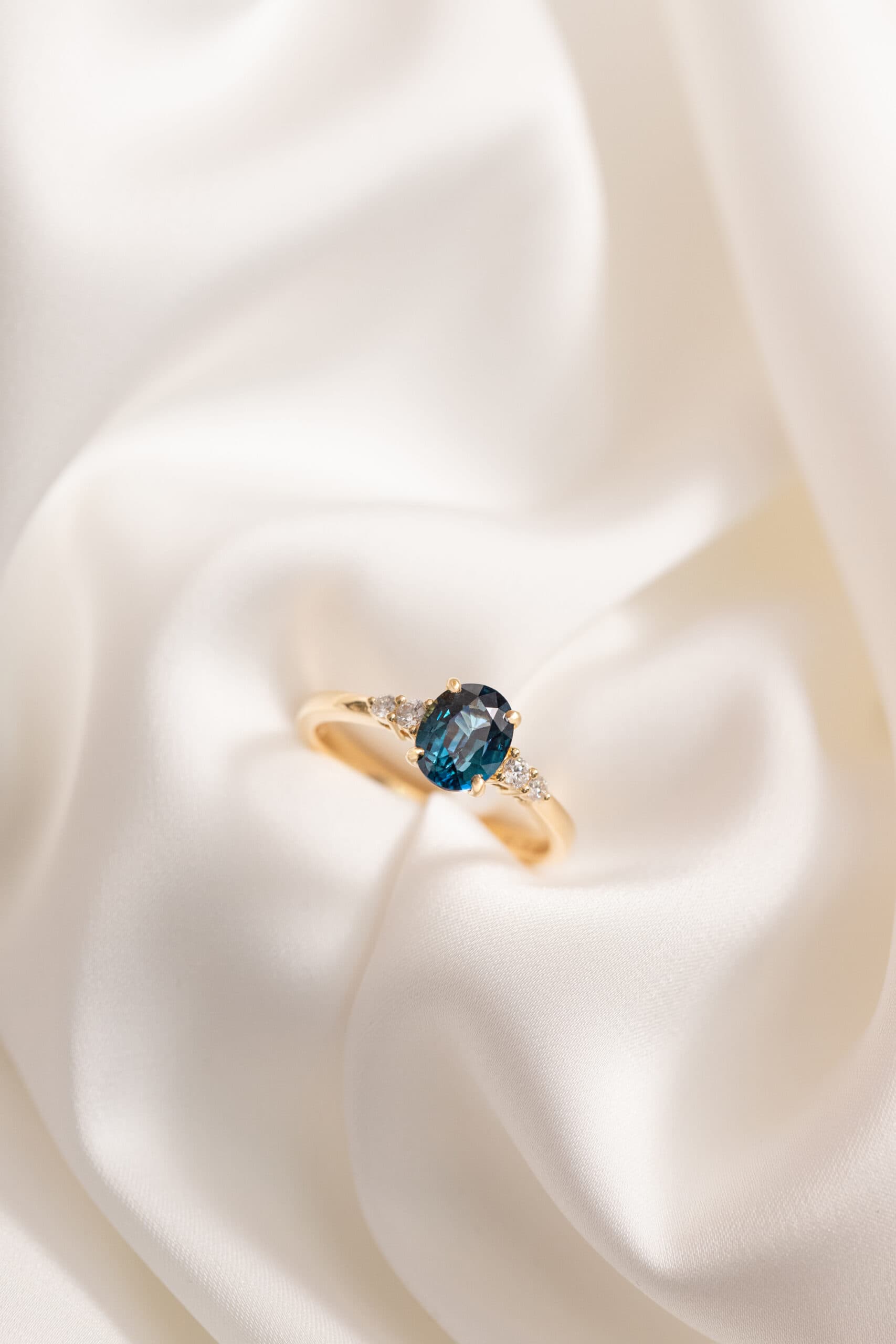bague fiançailles saphir bleu-vert épaulée