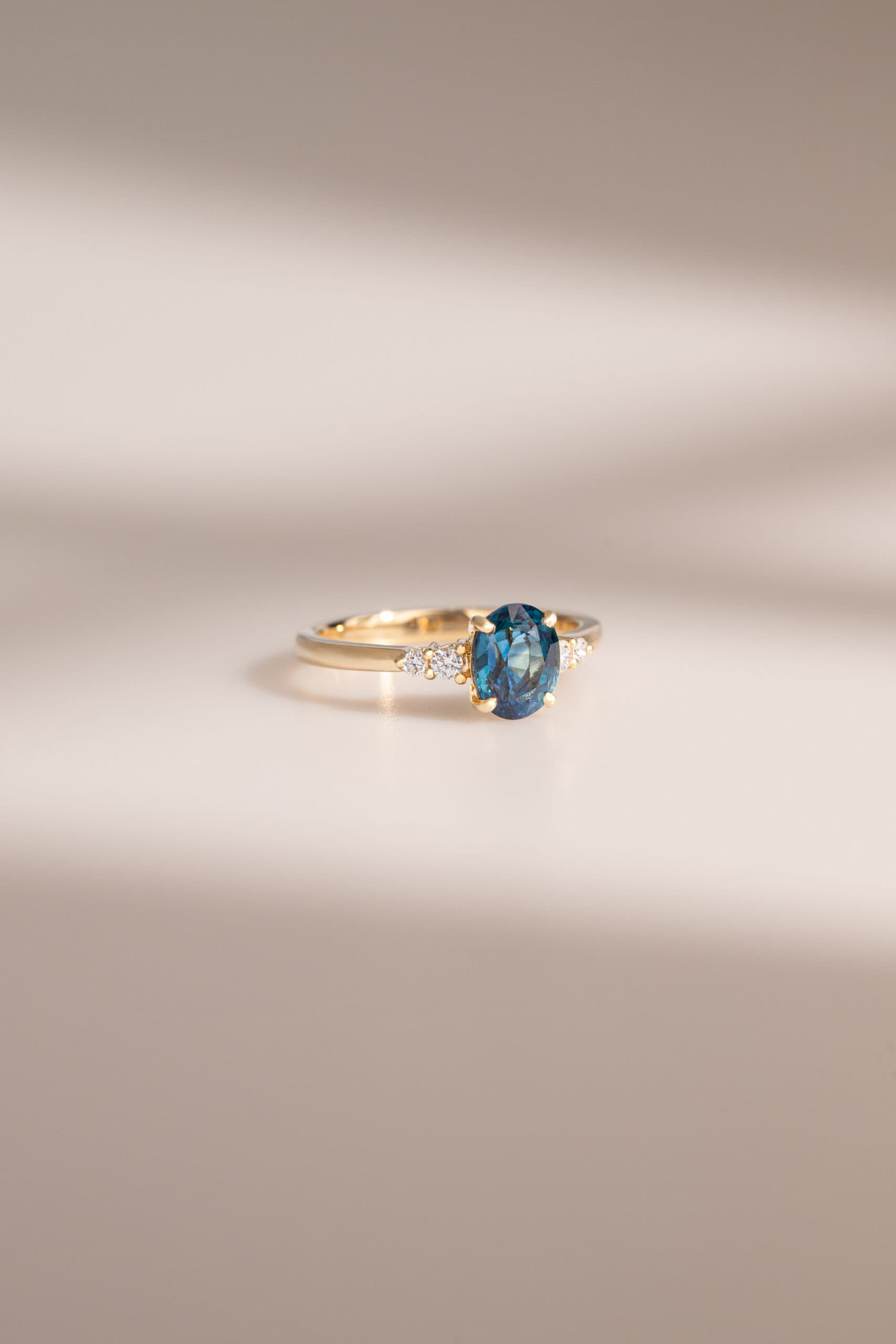 bague fiançailles saphir bleu-vert épaulée