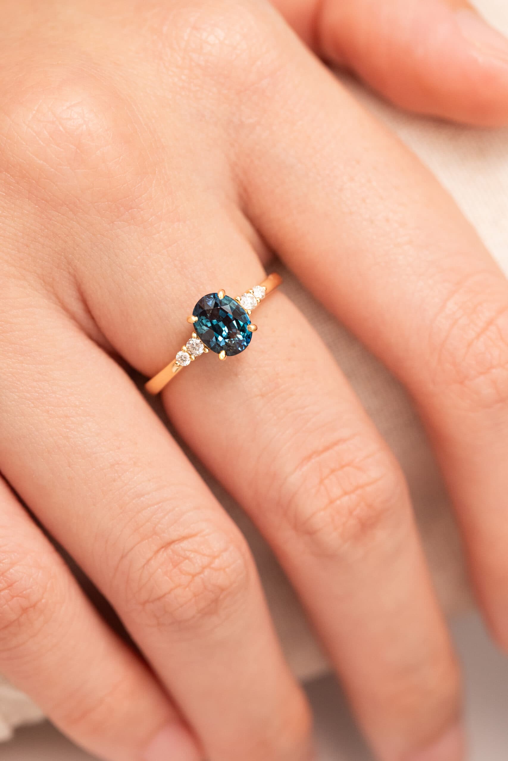bague fiançailles saphir bleu-vert épaulée