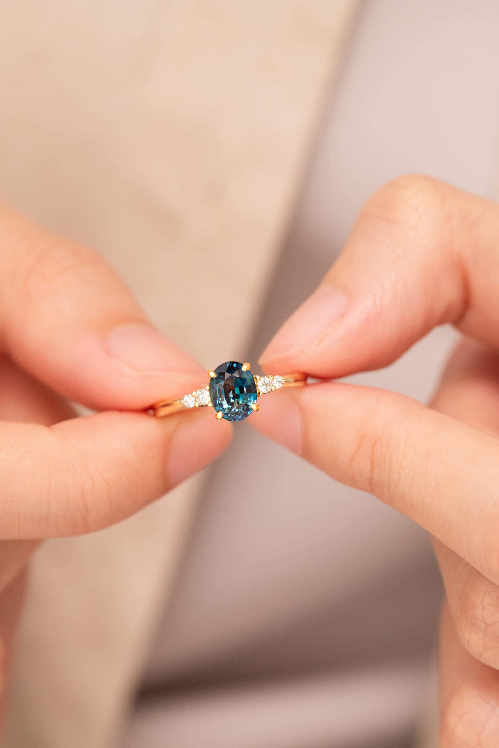 bague fiançailles saphir bleu-vert épaulée