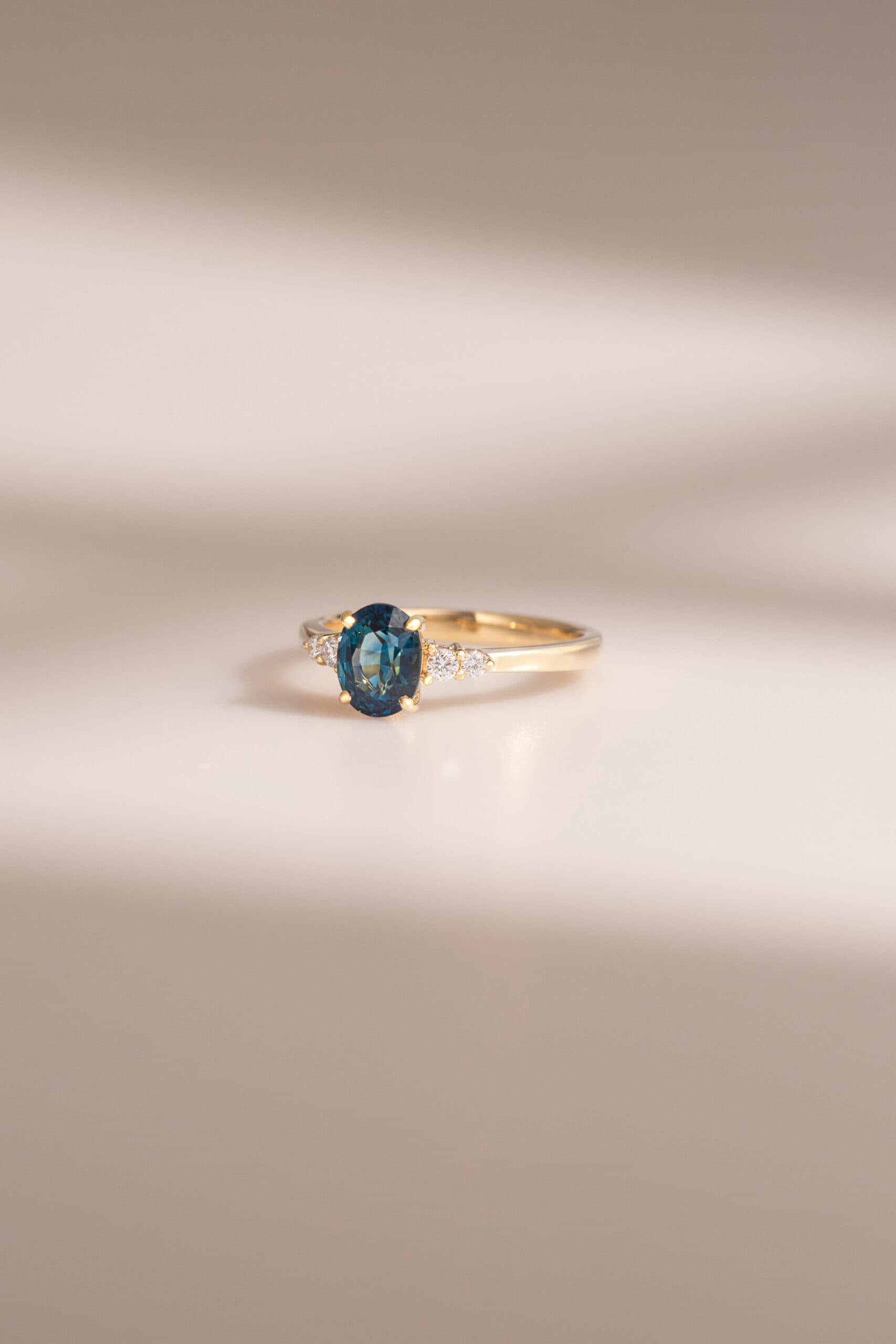 bague fiançailles saphir bleu-vert épaulée