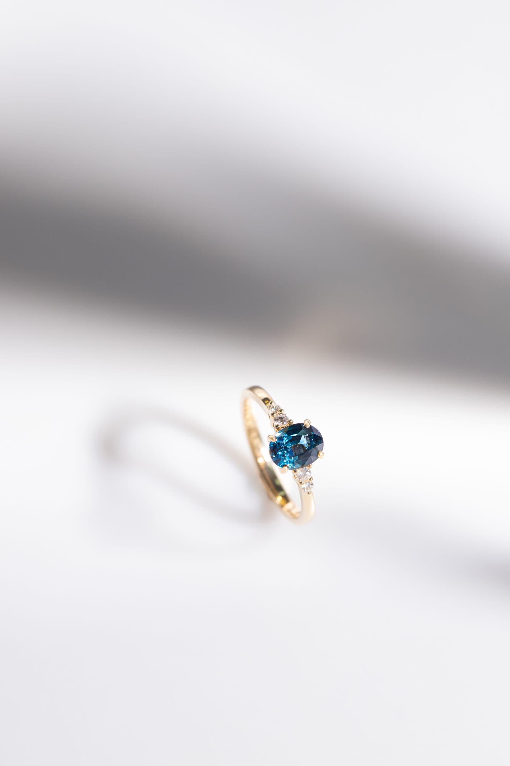 bague fiançailles saphir bleu-vert épaulée