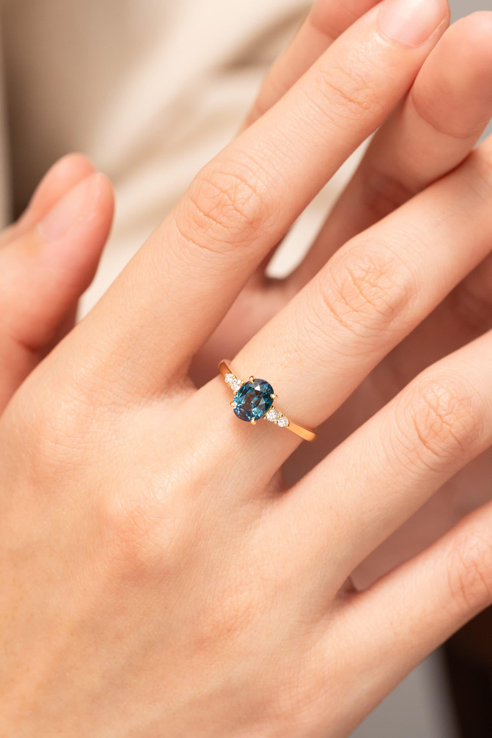 bague fiançailles saphir bleu-vert épaulée