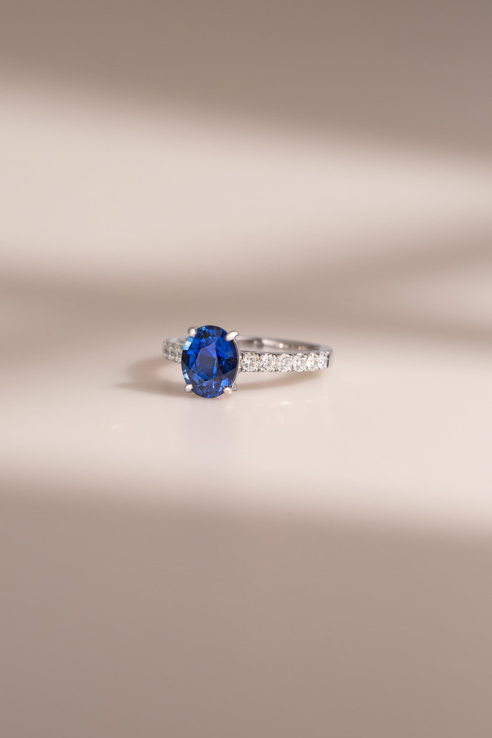 bague platine saphir bleu royal