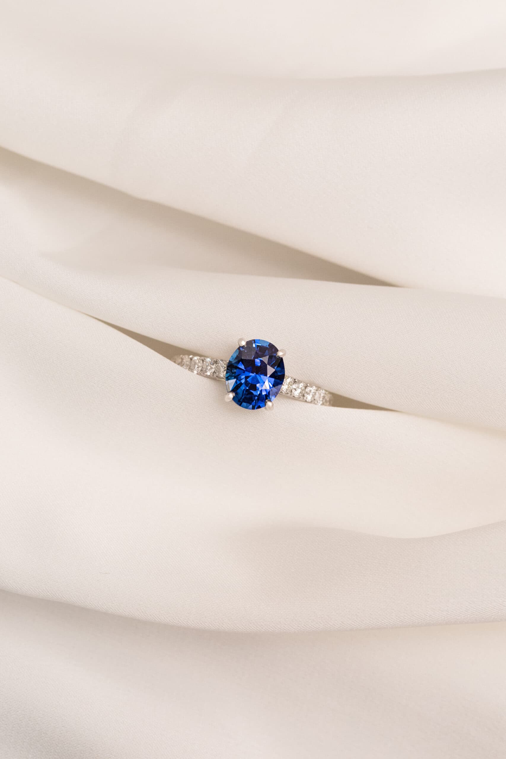 bague platine saphir bleu royal