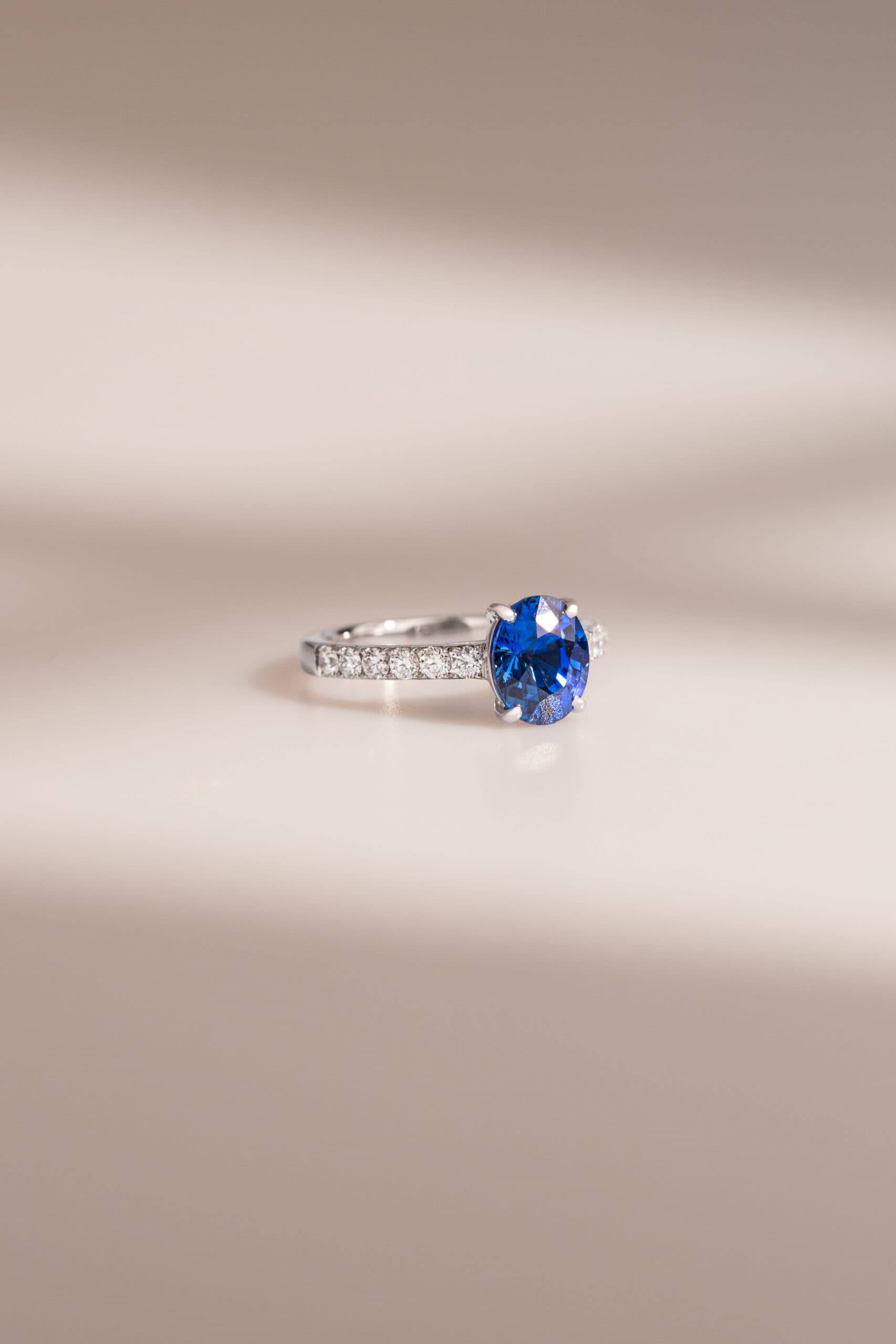 bague platine saphir bleu royal