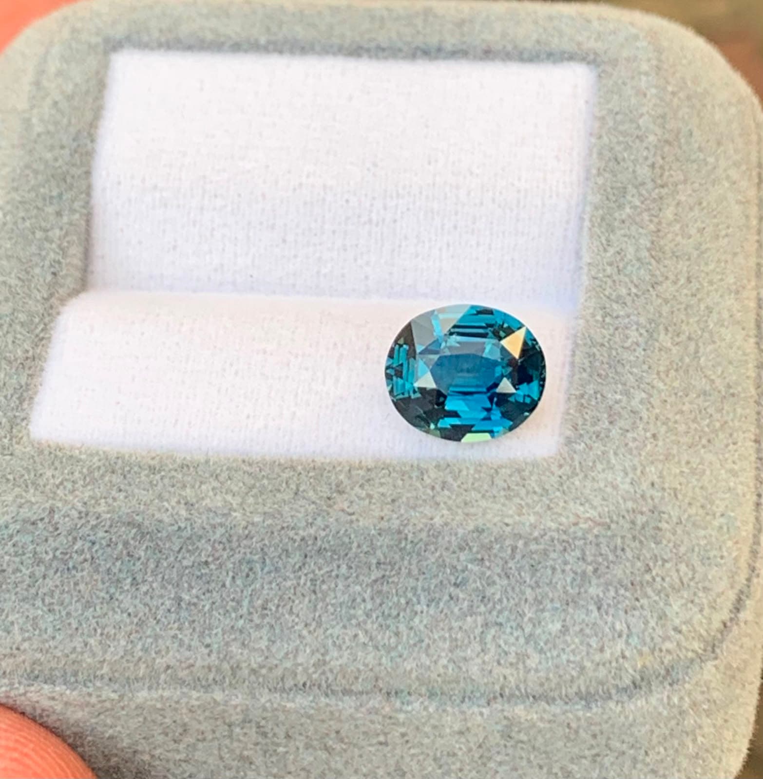 Teal-Saphir, oval, 3,02 ct — Madagaskar