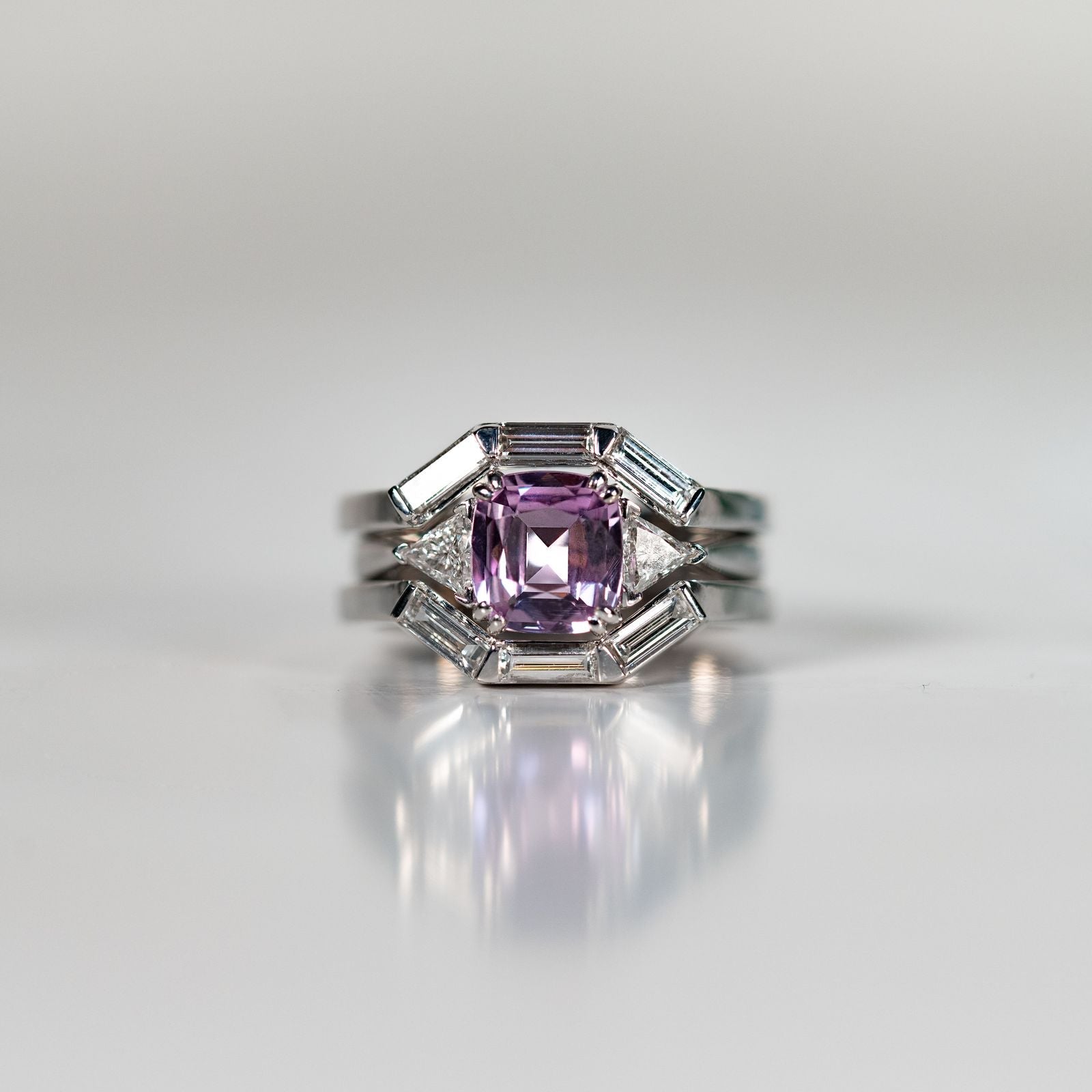 Alliance de mariage avec saphir violet