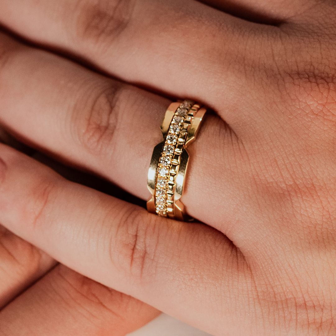 Wedding rings with diamonds