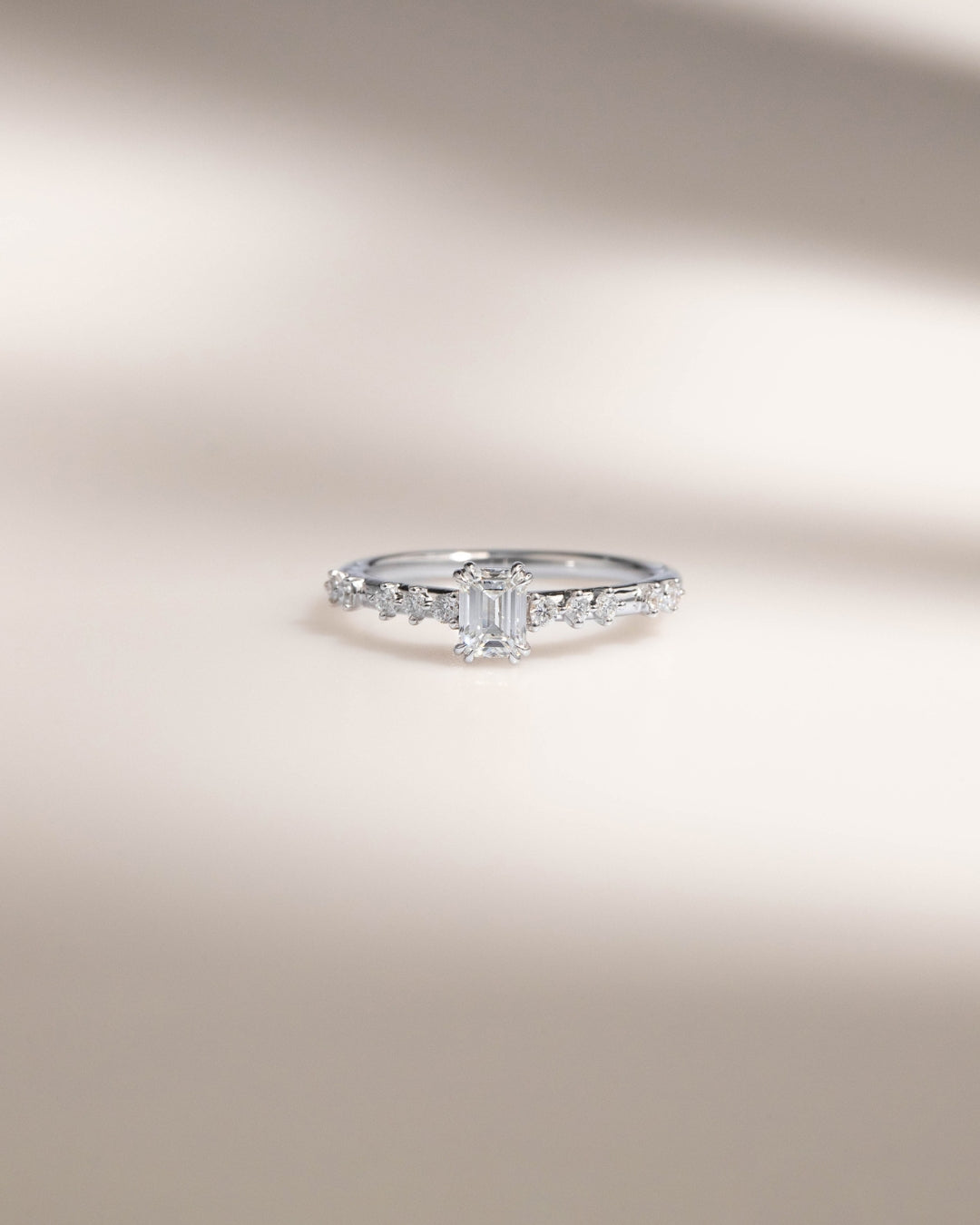 Bague de fiançailles avec diamants et or blanc
