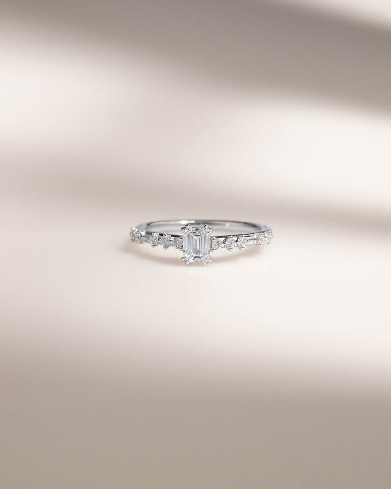 Bague de fiançailles avec diamants et or blanc