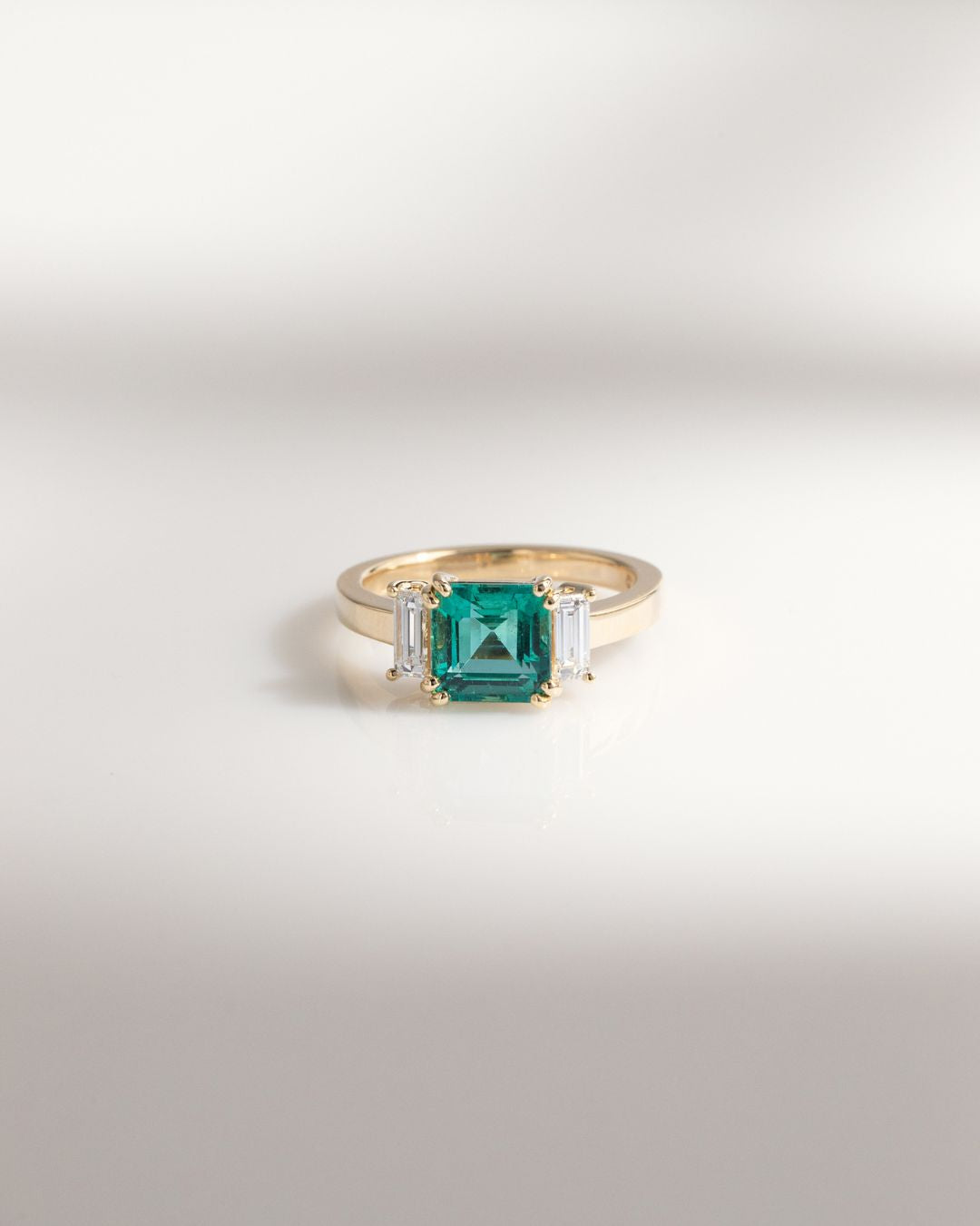 Bague de classe avec Émeraude de Zambie