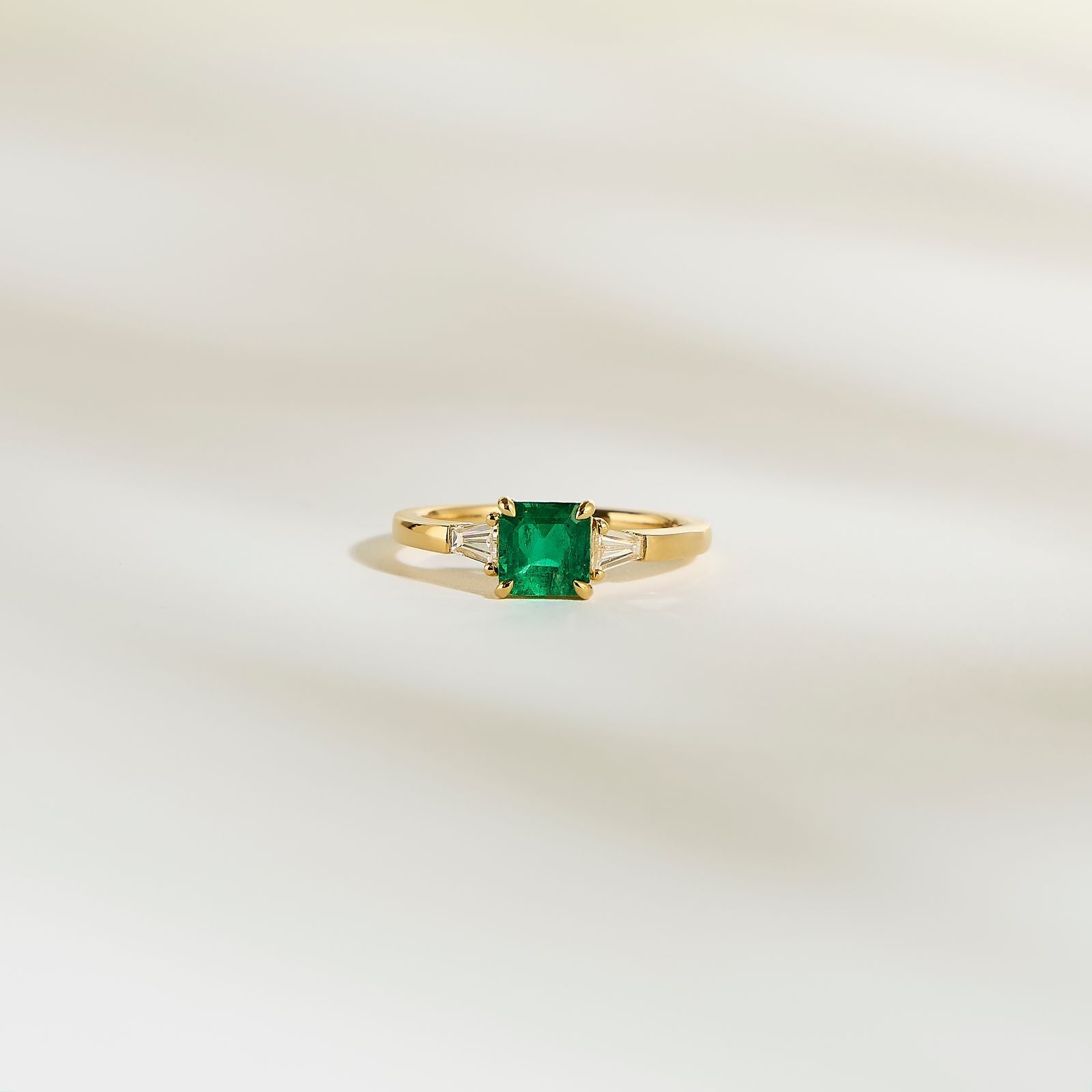 Bague de fiançailles avec émeraude
