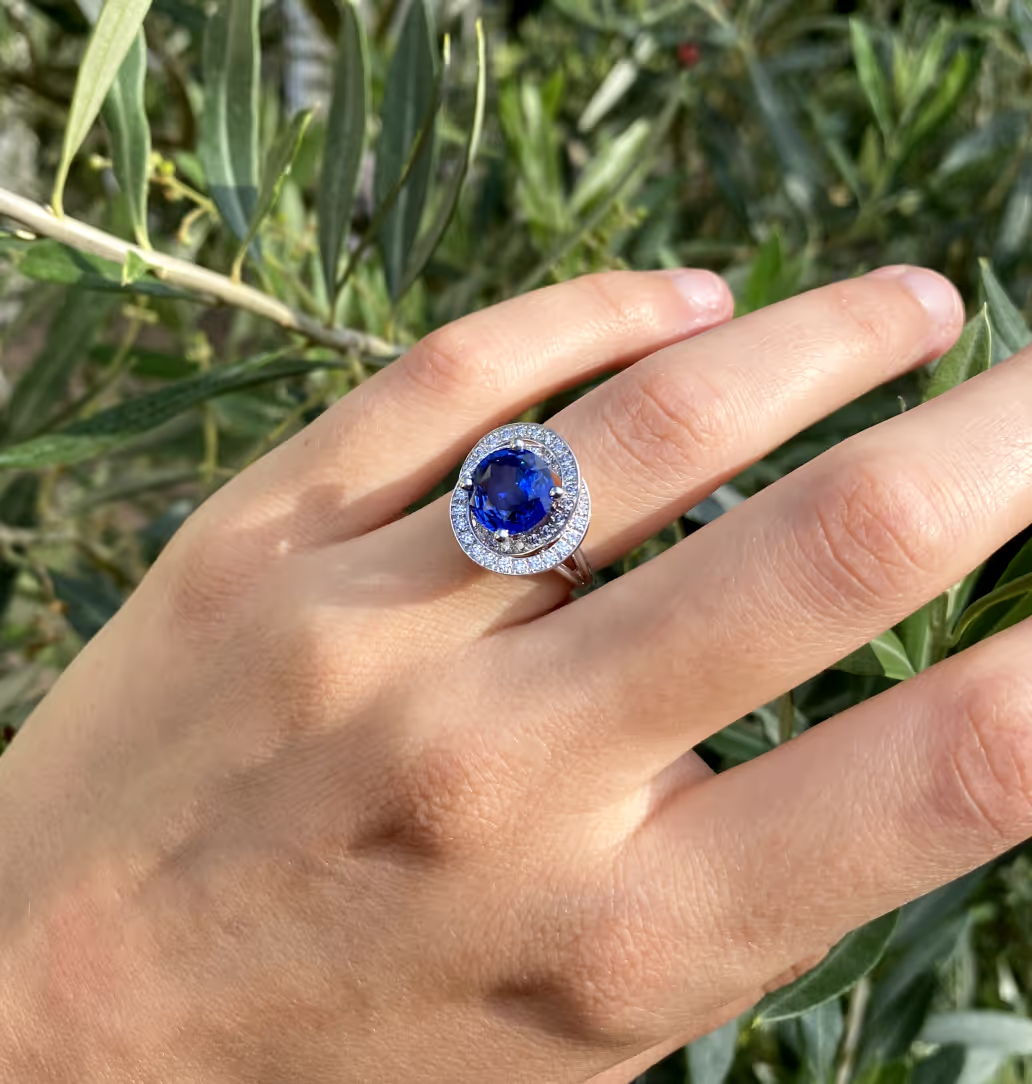 Bague d'anniversaire de mariage avec saphir bleu