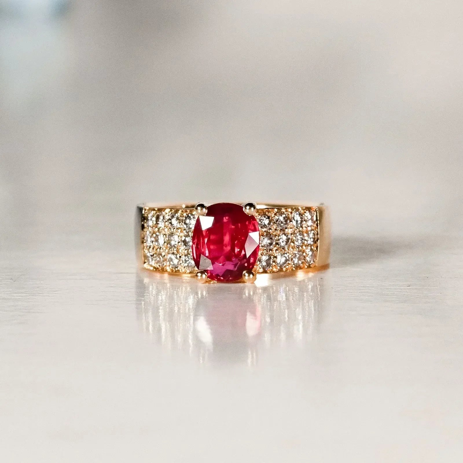 Bague de célébration avec rubis