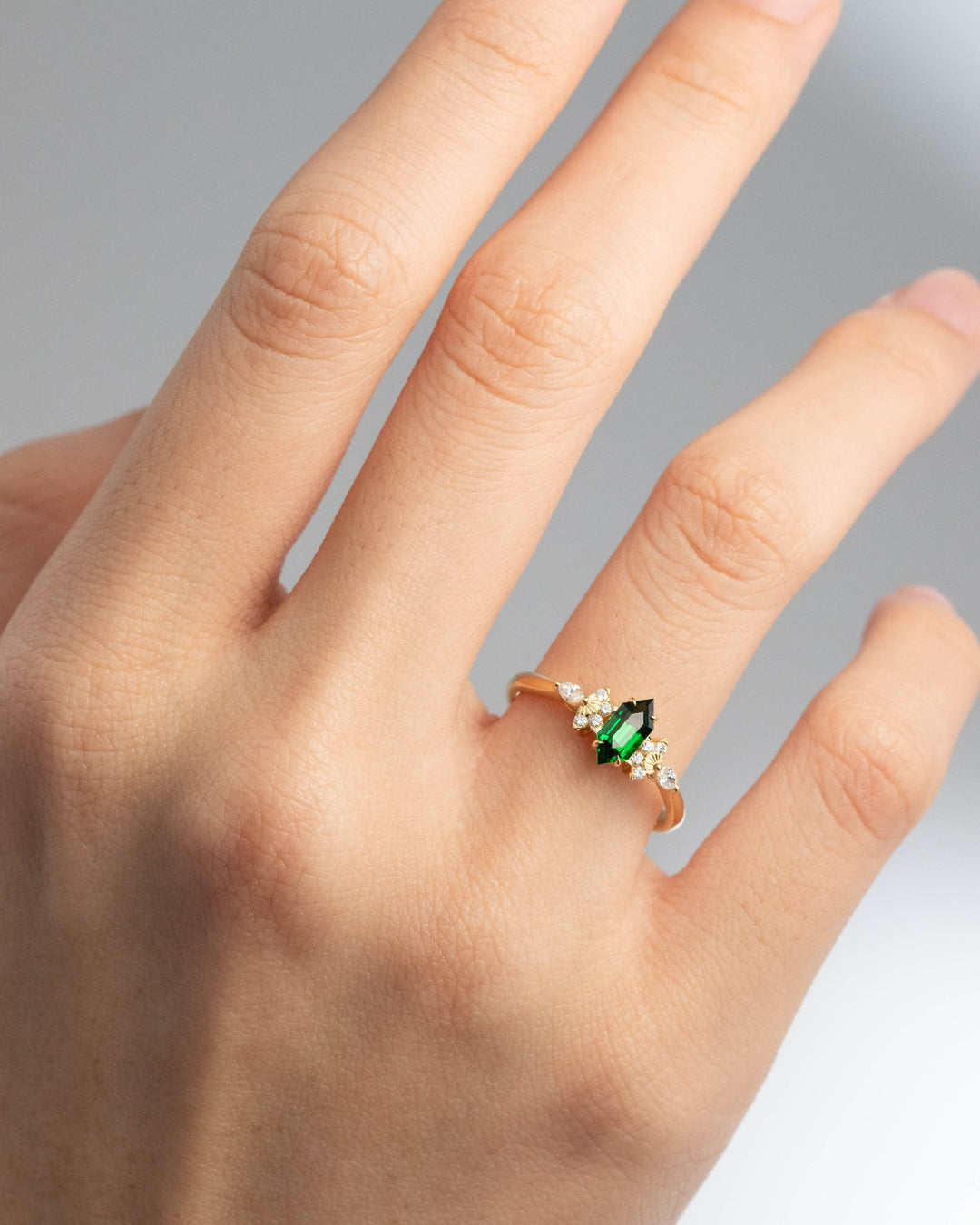 Engagement ring with Tsavorite