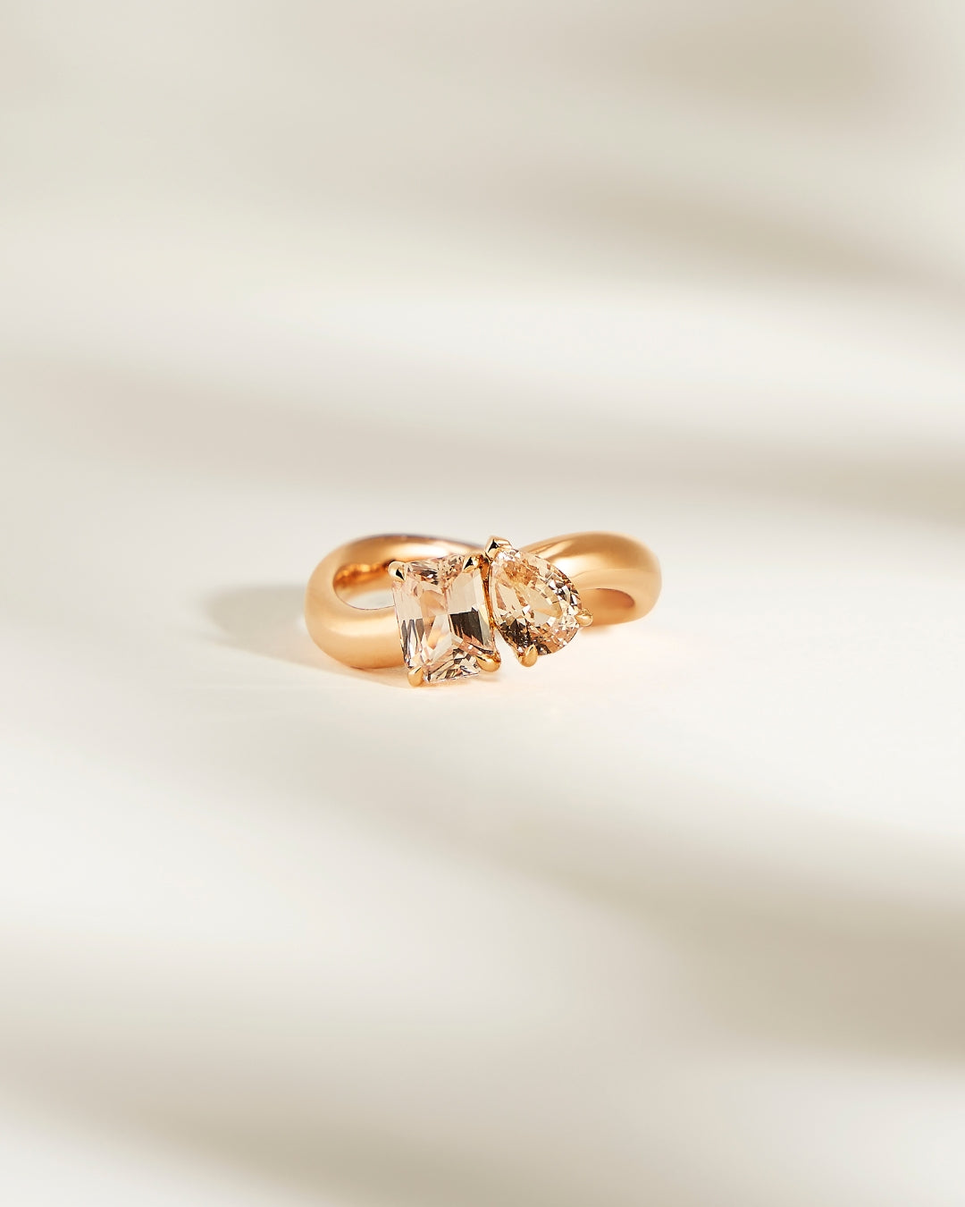 Bague de fiançailles avec saphirs pêche