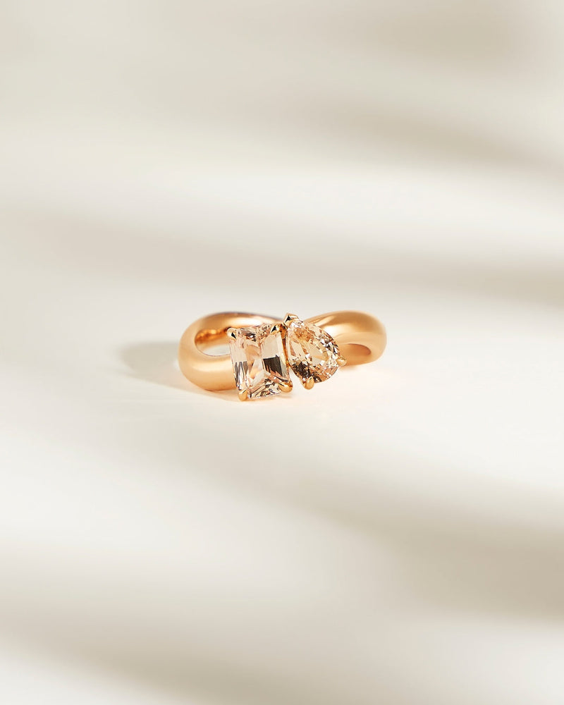 Bague de fiançailles avec saphirs pêche