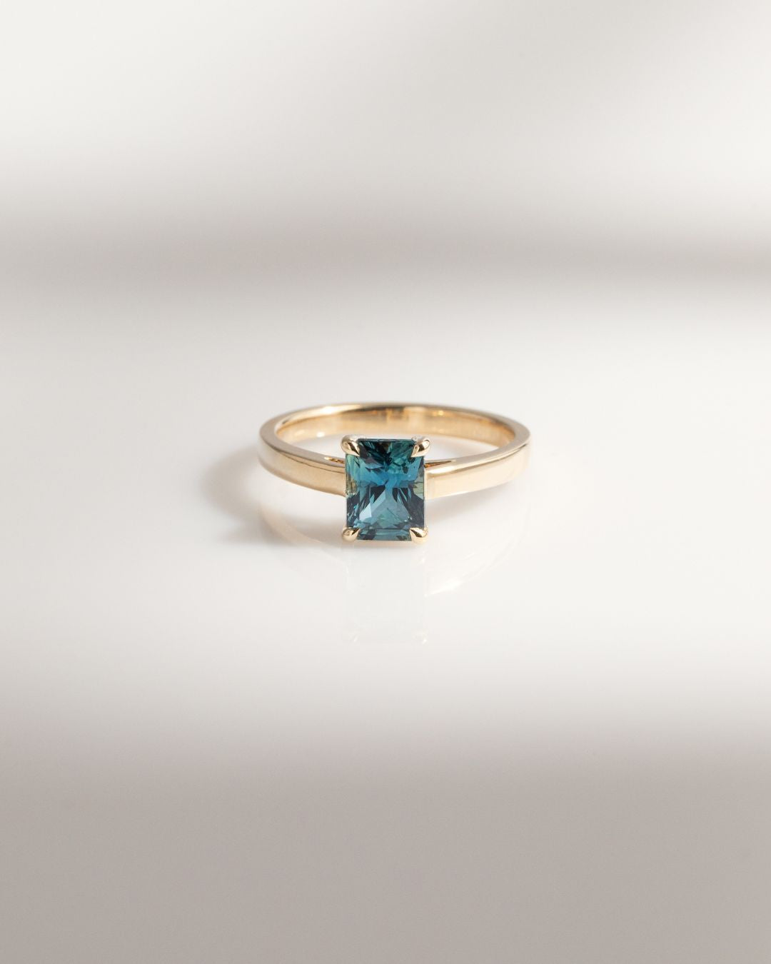 Bague de fiançailles avec saphir teal