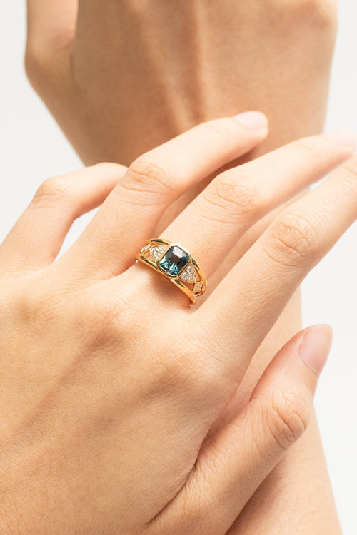 Pleasure ring with teal sapphire