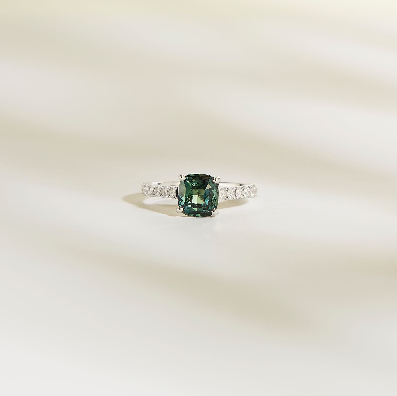 Bague de fiançailles avec saphir teal