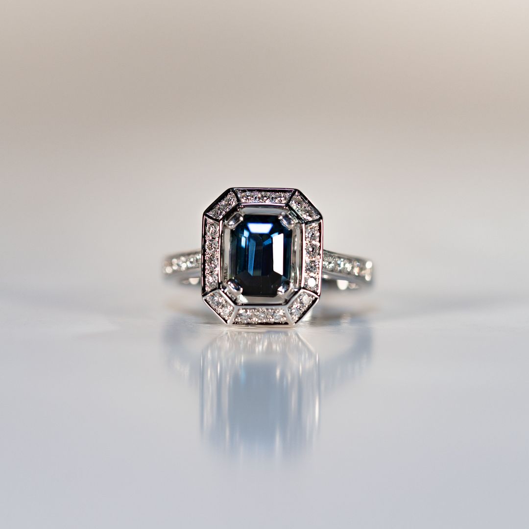 Bague d'anniversaire avec saphir teal