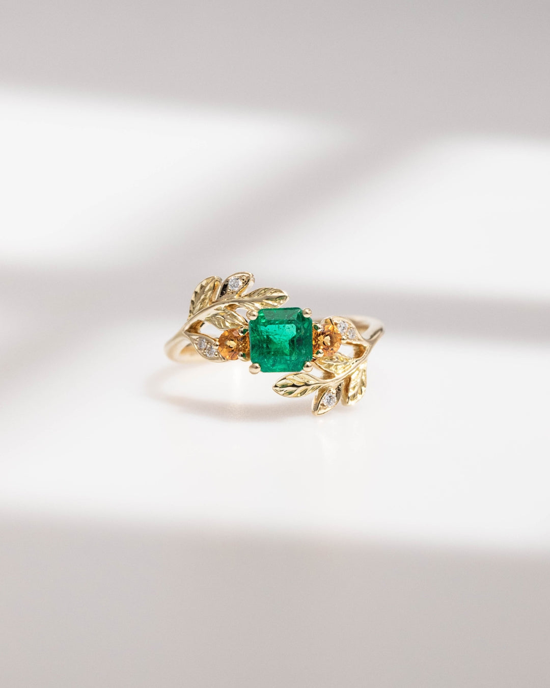 Bague de fiançailles avec Emeraude et Citrines