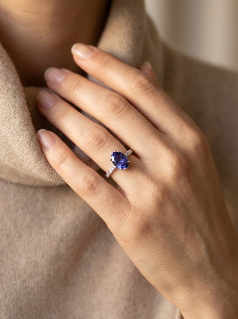 Bague de fiançailles avec Saphir Violet