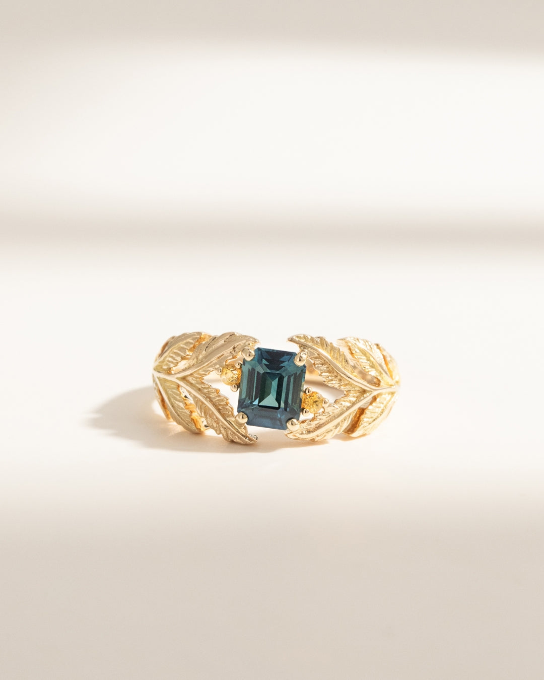 Bague de fiançailles avec Saphirs teal et jaune