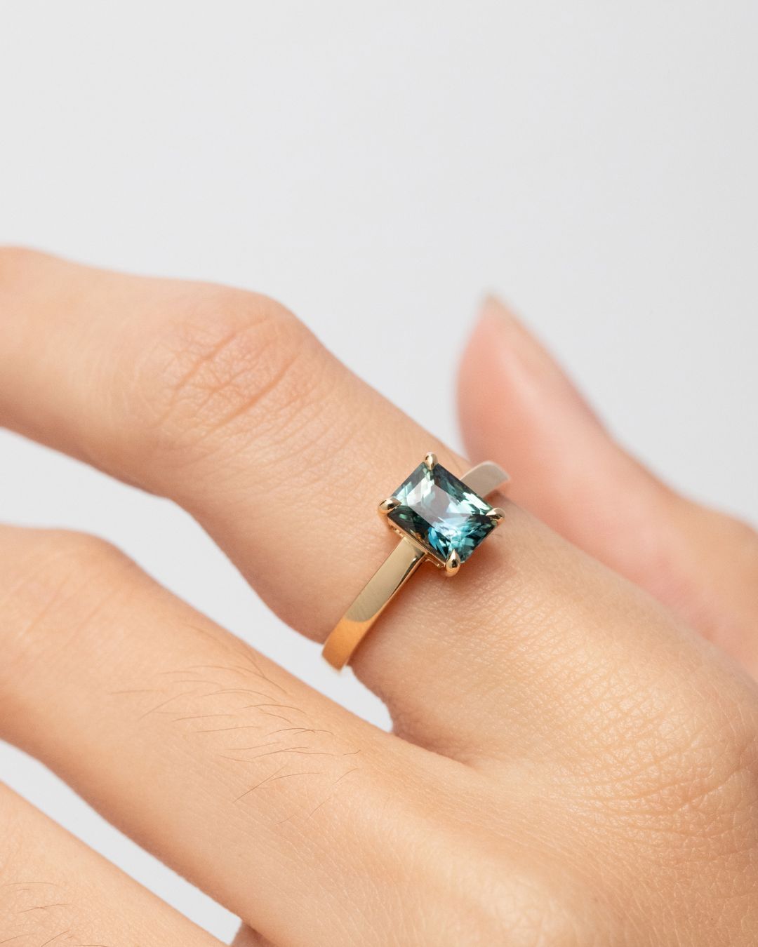 Bague de fiançailles avec saphir teal