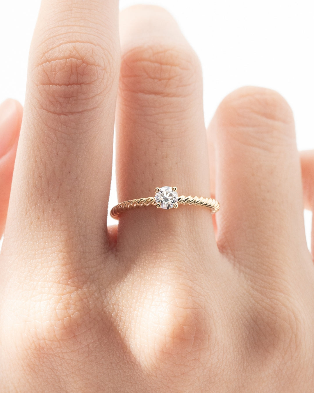 Yellow gold engagement ring with diamond
