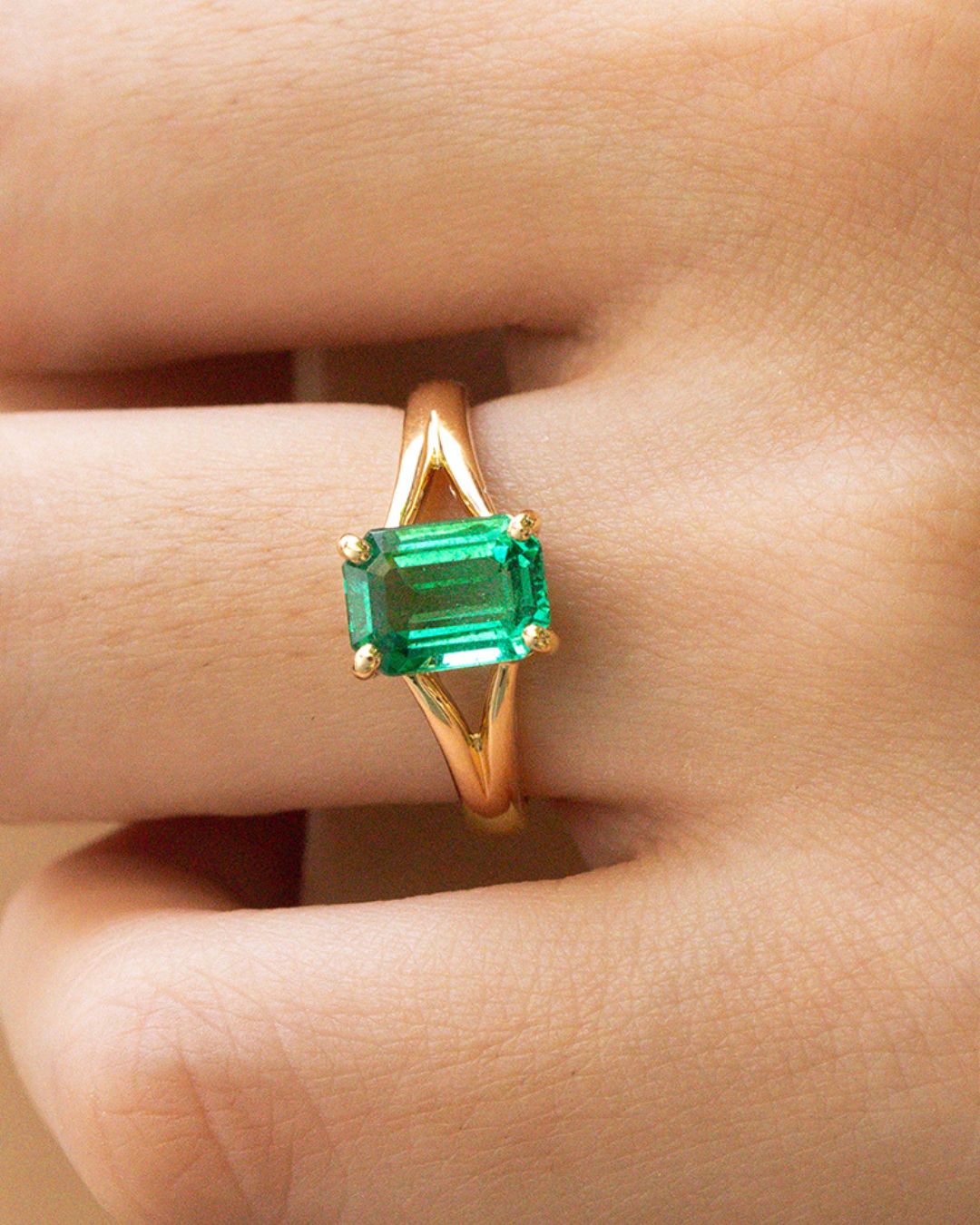 Bague d'anniversaire avec Emeraude