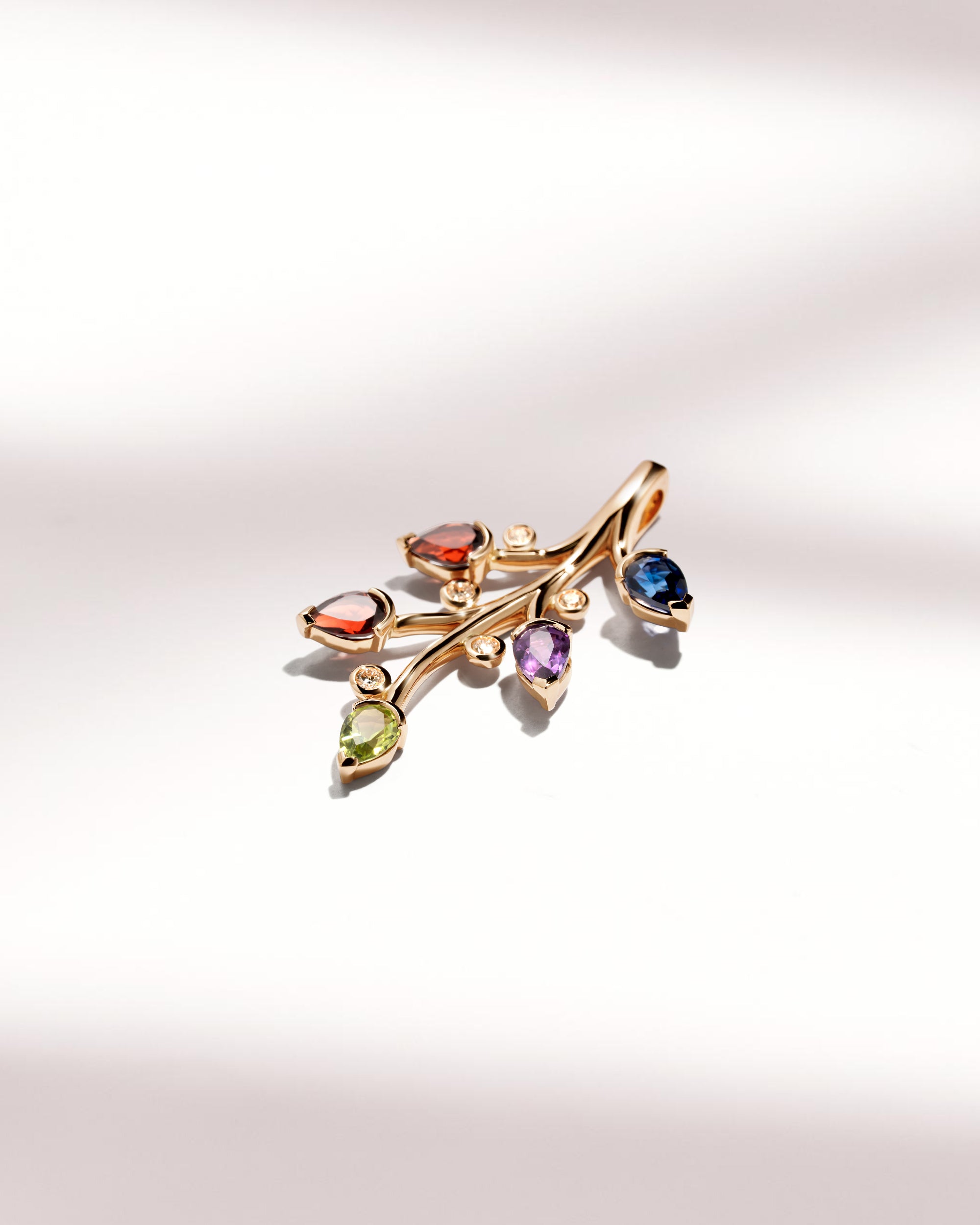 Pendentif avec saphirs, grenats et peridot