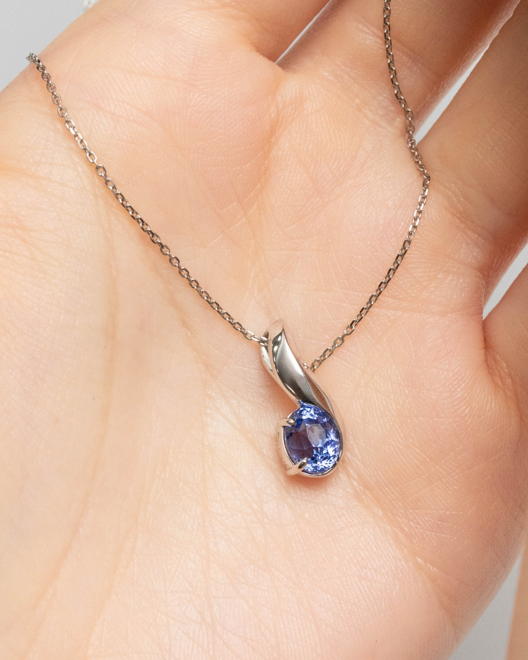 Pendant with unheated blue sapphire