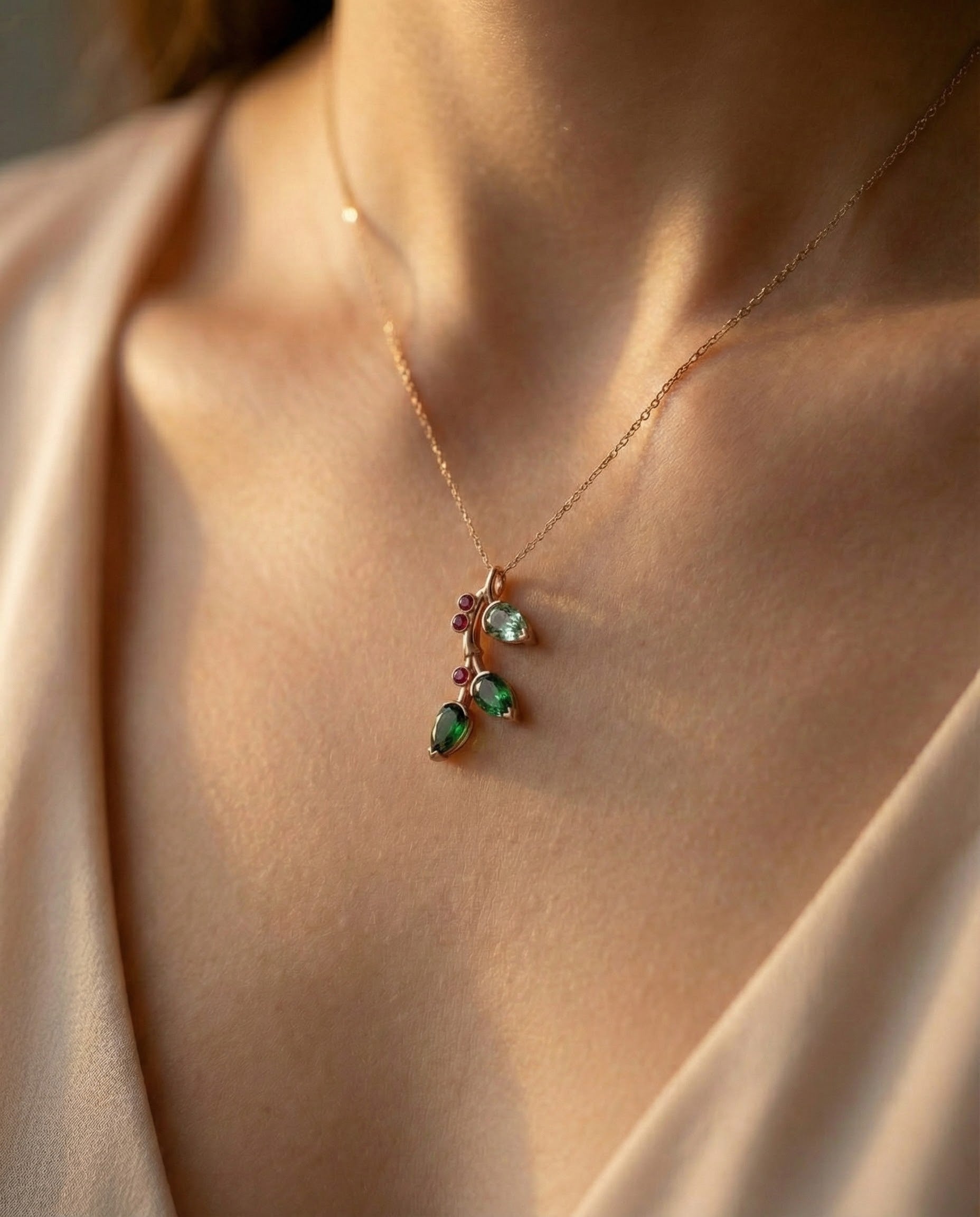 Gift pendant with tsavorite