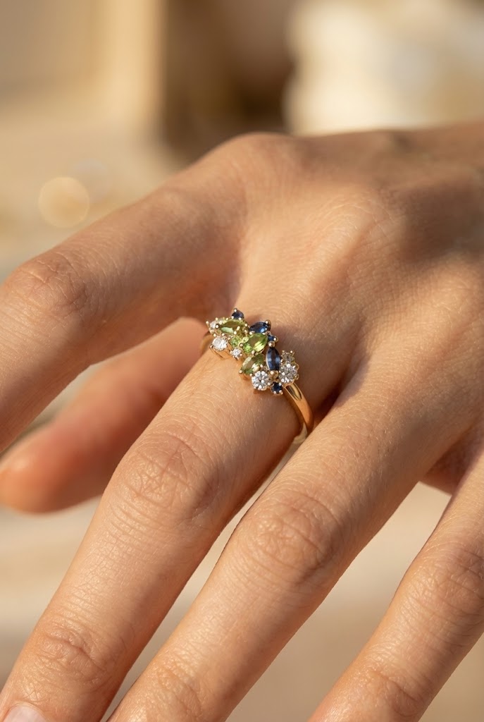 Bague d'anniversaire avec saphirs multicolores