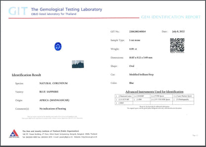 Le Saphir Bleu de Bonnot Paris, d'un poids de 4,99 ct, provient de Madagascar. Il présente une taille brillant/à degrés modifiée et ne présente aucune indication de chauffe. Le rapport du laboratoire de gemmologie, daté du 8 juillet 2022, contient des informations sur l'échantillon, les résultats, des outils d'identification, un code QR et le logo GIT.