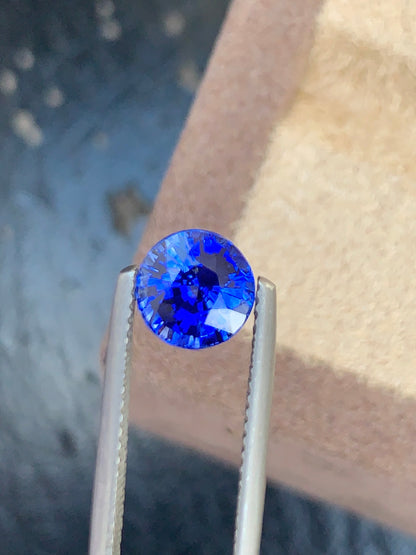 Un Saphir Bleu brillant de 2,53 ct, rond et brillant, de Bonnot Paris, est maintenu par une pince en argent, mettant en valeur sa taille facettée éclatante et ses teintes bleu profond. Le fond délicatement flouté rehausse la clarté et la beauté unique de la gemme, l'une des plus belles pierres précieuses.