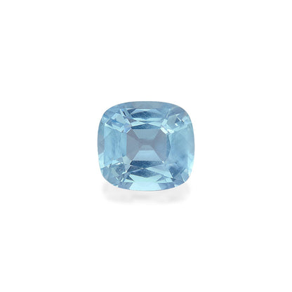 L'Aigue-Marine · 7,89 carats de Bonnot Paris est une aigue-marine taille coussin d'un bleu clair éclatant, dont les facettes précises captent la lumière, lui conférant une allure moelleuse. Son éclat transparent rayonne d'une élégance romantique sur un fond blanc uni.