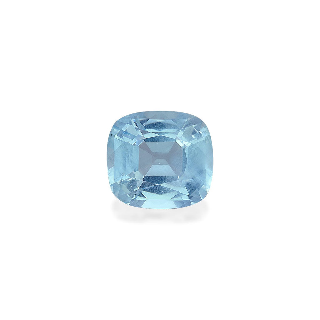 L'Aigue-Marine · 7,89 carats de Bonnot Paris est une aigue-marine taille coussin d'un bleu clair éclatant, dont les facettes précises captent la lumière, lui conférant une allure moelleuse. Son éclat transparent rayonne d'une élégance romantique sur un fond blanc uni.