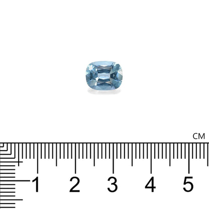 La Bonnot Paris Aigue-Marine, une petite pierre précieuse bleue taille coussin pesant 2,34 ct, repose élégamment sur un fond blanc au-dessus d'une règle graduée en centimètres, mettant en valeur son allure avec une largeur légèrement supérieure à 1 cm.