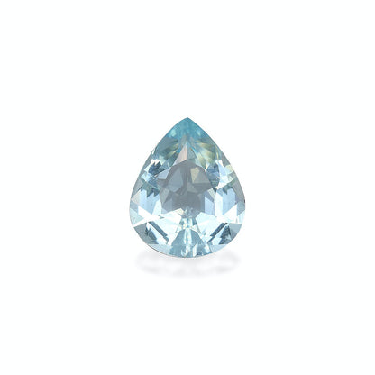 Une Aigue-Marine bleu clair facettée · 7,66 ct de Bonnot Paris repose sur un fond blanc uni, présentant une taille symétrique sophistiquée qui reflète élégamment la lumière de ses surfaces polies.
