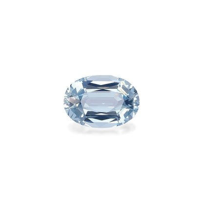 Cette Aigue-Marine Bonnot Paris, une pierre précieuse de forme ovale de 4,17 ct, brille en bleu clair sur un fond blanc, ses facettes reflétant magnifiquement la lumière pour un effet chatoyant.