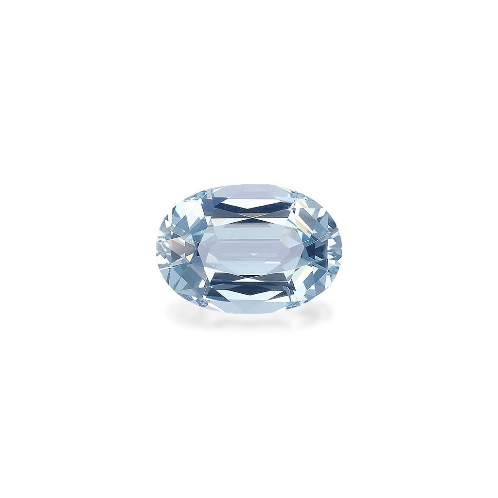 Cette Aigue-Marine Bonnot Paris, une pierre précieuse de forme ovale de 4,17 ct, brille en bleu clair sur un fond blanc, ses facettes reflétant magnifiquement la lumière pour un effet chatoyant.